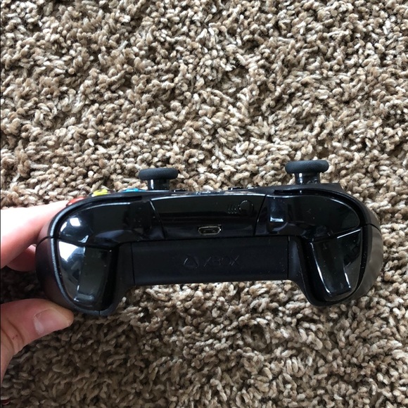 Black Xbox one controller - Picture 2 of 6